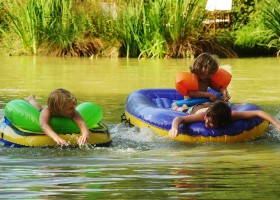 Kimaro Farmhouse in de Bourgogne, Frankrijk kinderen spelen in water Kimaro Farmhouse 30pluskids