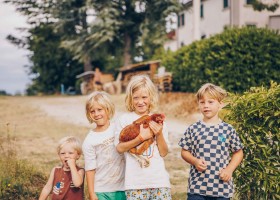 Agriturismo Villa Vicini in Le Marche Italie kinderen met kip Agriturismo Villa Vicini 30pluskids