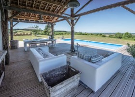 La Vie a la Campagne in St Etienne de Villereal in de Dordogne Frankrijk terras bij zwembad Maison La Vie à la Campagne 30pluskids