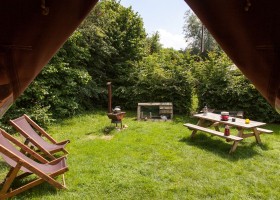 Boerenbed Hoeve Zeeland Nederland tuin bij tent BoerenBed Hoeve Zeeland 30pluskids
