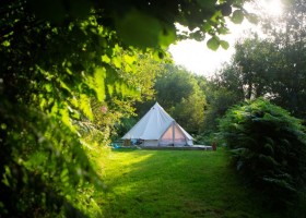 Camping Domaine Le Peyral in Herault Zuid-Frankrijk kampeerplek Bell tent Le Peyral Camping Domaine le Peyral 30pluskids