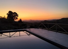 Agriturismo Il Masso in Le Marche Italie zwembad bij zonsondergang Agriturismo Camping Il Masso 30pluskids