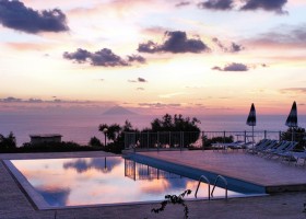 Agriturismo Ninea in Calabrie, Italie kinderbad met uitzicht op Stromboli Agriturismo Ninea 30pluskids