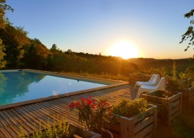 Agriturismo Meriggiare in Piemonte, Italie zwembad bij zonsondergang Agriturismo Meriggiare 30pluskids