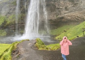 Senja Reizen Avontuurlijke vakantie IJsland met kinderen seljalandsfoss-ijsland-kind-waterval Avontuurlijke vakantie IJsland met kinderen 30pluskids