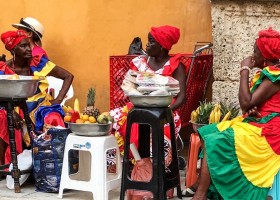 Travelnauts colombia-cartagena-locals-vrolijke-kleding-fruit Travelnauts rondreis Colombia 30pluskids