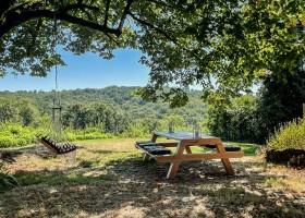 Maison Rouge in de Dordogne Frankrijk zitje met uitzicht Domaine Maison Rouge 30pluskids