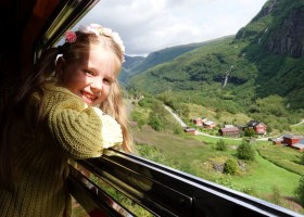 Senja Reizen Noorwegen met kinderen meisje-flamsbanen-trein-noorwegen Noorwegen met kinderen 30pluskids