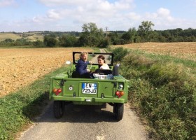 Domaine du Cammazet in Lapenne, Frankrijk eigenaren Rendal en Annemiek in Mehari Domaine du Cammazet 30pluskids