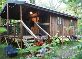 Camping Le Pech Charmant in de Dordogne, Frankrijk houten cabane Camping Le Pech Charmant 30pluskids