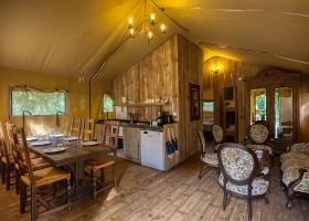 Camping Le Pech Charmant in de Dordogne, Frankrijk safaritent interieur Camping Le Pech Charmant 30pluskids