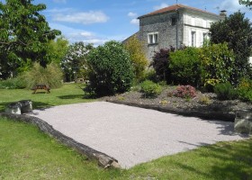 Les-Gites-du-Vigneron in Saint Seurin de Palenne-Frankrijk-jeu-de-boules Les Gites du Vigneron 30pluskids