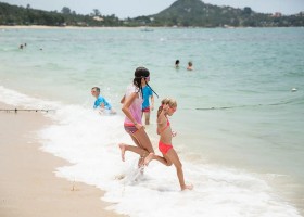 Travelnauts Thailand Koh Samui kids zwemmen strand zee Travelnauts rondreis Thailand 30pluskids