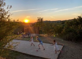 14 Domaine du Cammazet in Lapenne, Frankrijk spelen bij de ondergaande zon Domaine du Cammazet 30pluskids