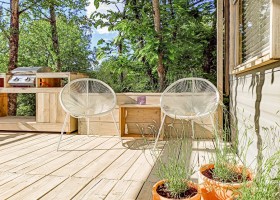 STOERBUITEN in Staciollo di San Constanzo, Italie draadjesstoel op terras STOERbuiten Breeze lodge, le Marche 30pluskids