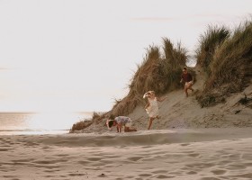 BoerenBed Hoeve Ameland Waddeneilanden Friesland Nederland kinderen in de duinen 2 BoerenBed Boerderij Ameland 30pluskids