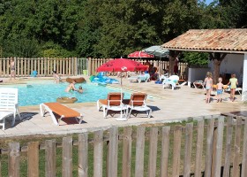 Domaine Le Vignal in Monflanquin, Frankrijk zwembad Domaine Le Vignal 30pluskids