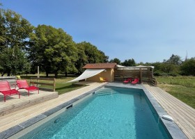 Chateau des Edelins in de Auvergne, Frankrijk zwembad Chateau des Edelins 30pluskids