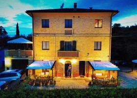 Villa Bussola in Le Marche, Italie villa bussola by night Agriturismo Villa Bussola  30pluskids