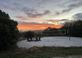 Quillot Lavit in Frankrijk volleybalveld en uitzicht Quillot Lavit 30pluskids