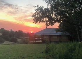 Domaine du Cammazet in Lapenne, Frankrijk safaritent bij ondergaande zon Domaine du Cammazet 30pluskids