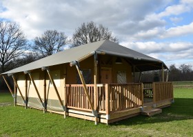 Klein Koestapel in Putten op de Veluwe, Nederland safaritent Klein Koestapel 30pluskids