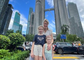 KidsReizen Maleisie-Kuala-Lumpur-Michelle-met-kinderen KidsReizen Maleisië - 2 weken vakantiepret 30pluskids