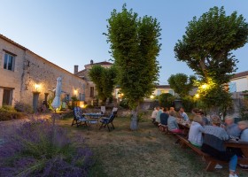 Domaine La Fontaine in de Charente-Maritime, Frankrijk sfeervolle tuin 1 Domaine la Fontaine 30pluskids