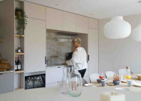 Ory aan Zee in Egmond aan Zee, Nederland gezellige keuken Ory aan Zee 30pluskids