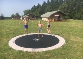 Domaine Saint Esselin in Larreule, Frankrijk trampoline Domaine Saint Esselin 30pluskids