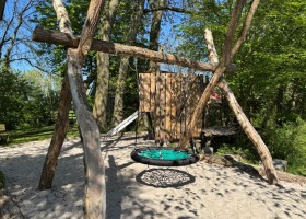It Dreamlan Friesland, Nederland Nestschommel in de natuurlijke speelplaats groepsaccommodatie Friesland Lauwersmeer it Dreamlân 30pluskids
