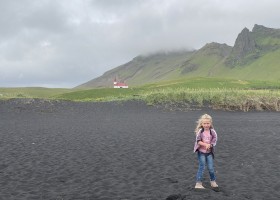 Senja Reizen Avontuurlijke vakantie IJsland met kinderen meisje-ijsland-strand-kerkje Avontuurlijke vakantie IJsland met kinderen 30pluskids