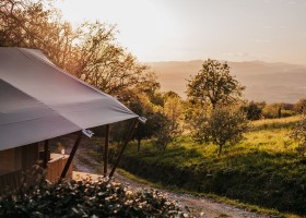 Camping Lucherino in Toscane, Italie glamping uitzicht Camping Lucherino 30pluskids