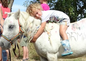 Le Petit Montperroux in de Bourgogne Frankrijk kindje op paard Camping Le Petit Montperroux 30pluskids