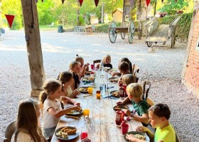 Domaine du Merlet in de Lot-et-Garonne, Frankrijk kindjes aan tafel Domaine du Merlet 30pluskids