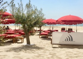 Domaine St Paul le Marseillais in de Languedoc-Rousillon, Frankrijk strand met ligbedjes Domaine Saint Paul le Marseillais  30pluskids