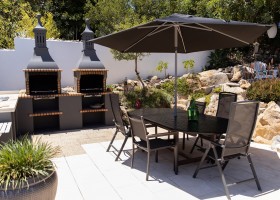 Casa Verdazul in de Algarve, Portugal Cascata outdoor kitchen B&B Guesthouse Casa Verdazul 30pluskids