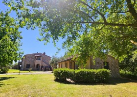 Pian della Bandina in Umbrie, Italie tuin met gebouwen La Casa dei Contadini 30pluskids