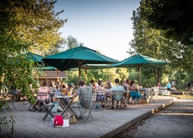 Camping Huttopia Plage Blanche, Frankrijk terras Camping Huttopia La Plage Blanche 30pluskids