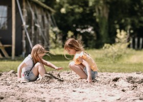 Hoeve Botterheerd in Oostwold Groningen spelen in het zand BoerenBed Botterheerd 30pluskids