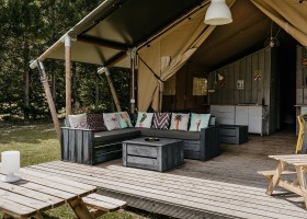 Camping Sempreverde in Le Marche, Italie zithoek bij safaritent Camping Sempreverde 30pluskids