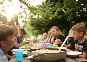 Novanta in Toscane, Italie kinderen aan tafel Novanta 30pluskids