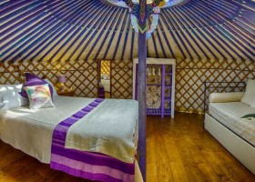 Glampings La Prugnola yurt binnen.jpg Glamping la Prugnola 30pluskids