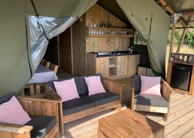 Lot Sous Toile in de Lot, Frankrijk safaritent keuken Lot Sous Toile 30pluskids