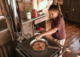 Hoeve Botterheerd in Oostwold Groningen koken op de houtkachel BoerenBed Botterheerd 30pluskids