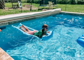 Petit Mas de Reve in de Lot, Frankrijk in het zwembad Petit Mas de Rệve 30pluskids