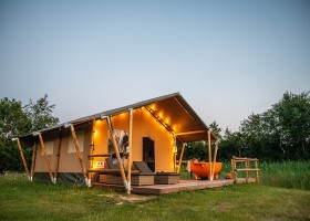 Erfgoed Bossem in Twente, Nederland tent met hottub Erfgoed Bossem 30pluskids