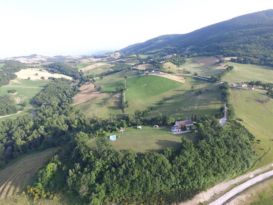 HuisopdeHeuvel in Le Marche, Italie view van bovenaf