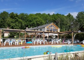 Moulin des Jarasses in de Limousin, Frankrijk zwembad en terras Moulin des Jarasses 30pluskids