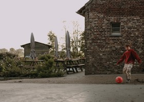 BoerenBed Hoeve ten Overdraght in West-Vlaanderen Belgie terras BoerenBed Hoeve ten Overdraght 30pluskids